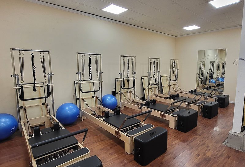Sala de reformer con torres de Harmony Pilates