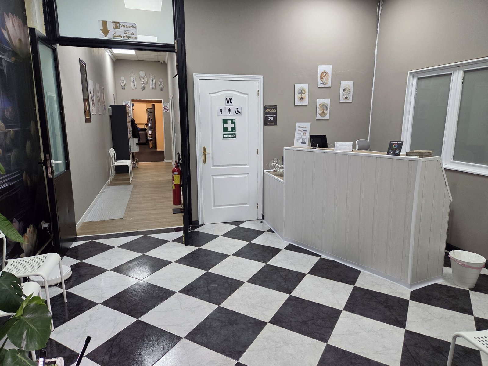 Recepción y pasillo de Harmony Pilates