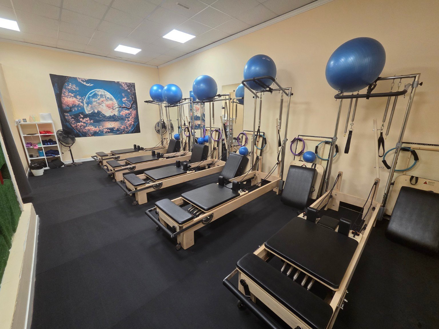 Sala de reformer con torres de Harmony Pilates