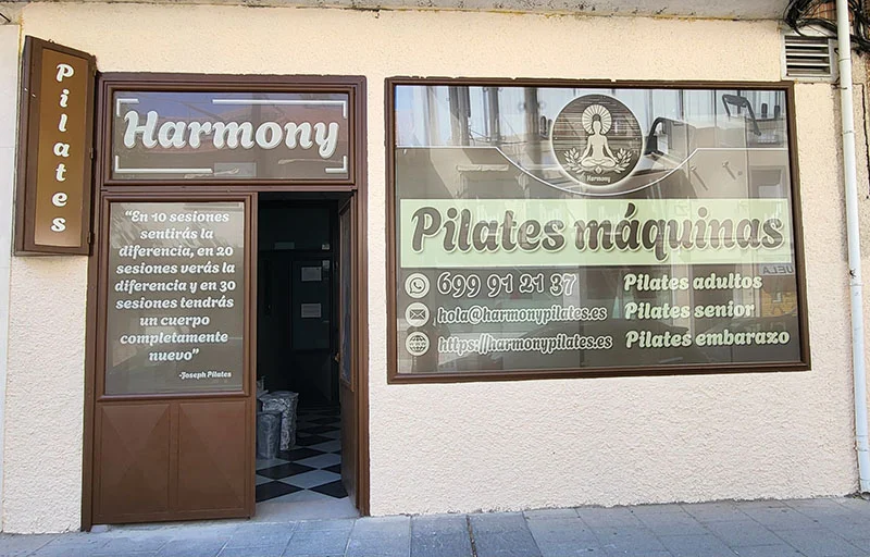 Entrada de Harmony Pilates con el rótulo de Pilates máquinas en Villaviciosa de Odón